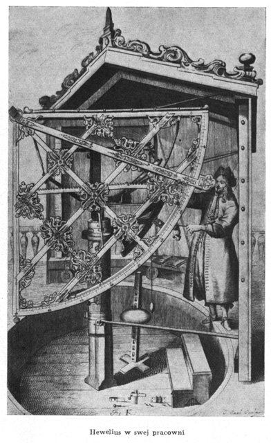 Reprodukcja starej grafiki. Przedstawia mężczyznę stojącego obok skomplikowanej w formie maszyny. Za nim znajduje się otwarty fragment wnętrza jakiejś budowli. Poniżej mężczyzny, znajdują się dwustopniowe schody. Jest to Hewelius w swojej pracowni.