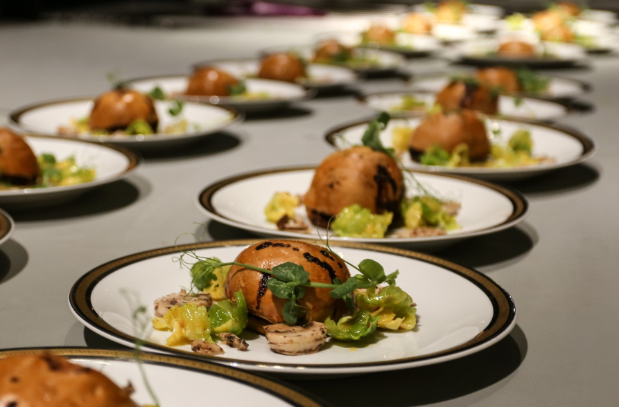 Widok na pałac w Wilanowie. Uwagę zwraca ciemne, zachmurzone niebo.