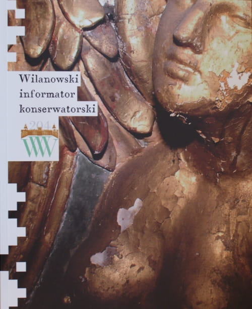 Okładka do publikacji "Wilanowski Informator Konserwatorski". Jest to zdjęcie pokazujące zbliżenie na fragment rzeźby. 