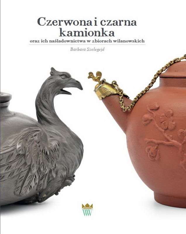 Okładka do książki "Czerwona i czarna kamionka oraz jej naśladownictwa w zbiorach wilanowskich". Na białym tle dzbanek z czerwonej glinki i dzbanek z dziubkiem w kształcie ptaka.