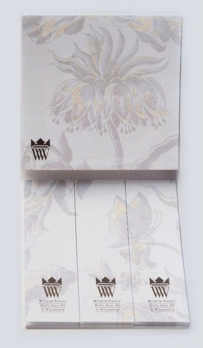 Karteczki samoprzylepne z motywami kwiatowymi przedstawionymi na kaflach fajansowych w Gabinecie Farfurowym. 