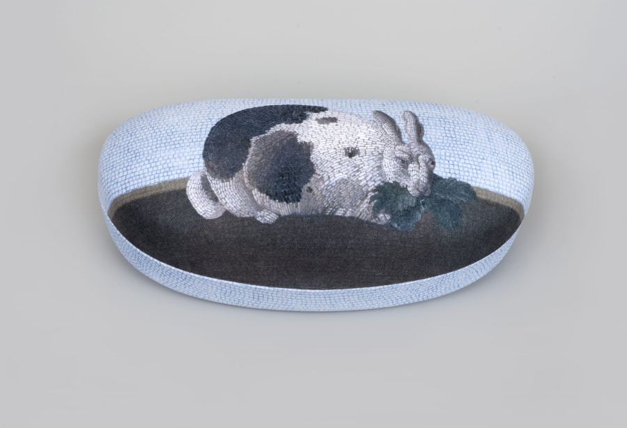 Etui na okulary przeciwsłoneczne z królikiem.