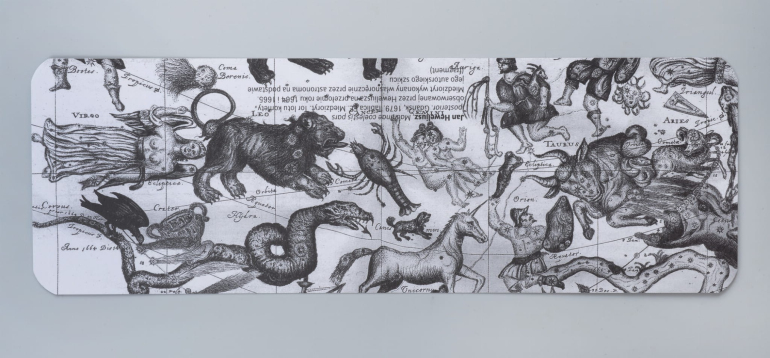 Rewers zakładki z grafiką przedstawiającą znaki zodiaku na niebie. 