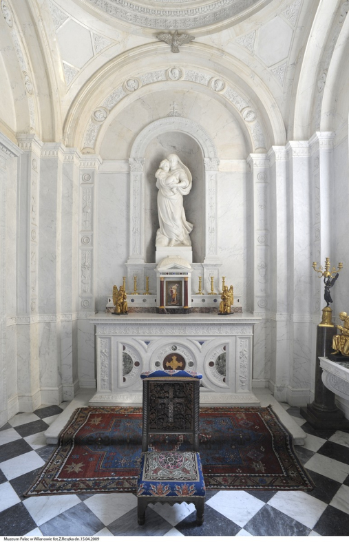 Kaplica z ołtarzem i rzeźbą Matki Boskiej z dzieciątkiem Jezus kamienną. Na ołtarzu tabernakulum, bo bokach dwie rzeźby złotych aniołów i złote świeczniki. Przed ołtarzem, na kamiennej posadzce położono dywan a na nim klęcznik.