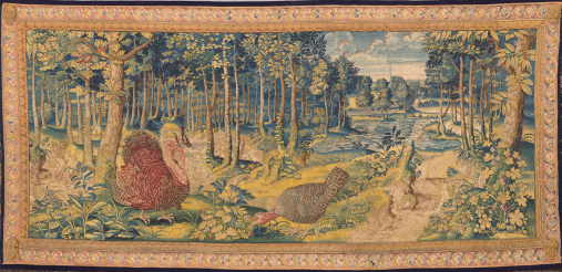 Tkanina historyczna o poziomej kompozycji. Jest to gobelin, który przedstawia ptaki na łące, przy lesie. Pomiędzy drzewami widzimy źródło wody - staw lub małe jeziorko. Arras  oprawiony jest w bordiurę, czyli ozdobną ramę. Jest to arras "Indyki" z Zamku Królewskiego na Wawelu. 