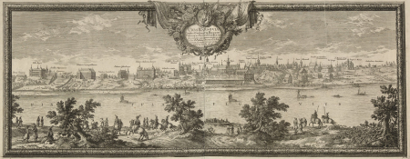 Grafika przedstawia panoramę miasta Warszawa. Na pierwszym planie drzewa, krzewy, wśród nich spacerujący ludzie, oraz jeźdźcy na koniach. Pośrodku rzeka Wisła, na niej łodzie. Za Wisłą panorama miasta Warszawa, wraz z opisami poszczególnych pałaców. Grafika oprawiona jest w ramę. U góry, na środku ramy podwieszona draperia, a na niej kartusz. Jest to panorama Warszawy od strony Wisły. 