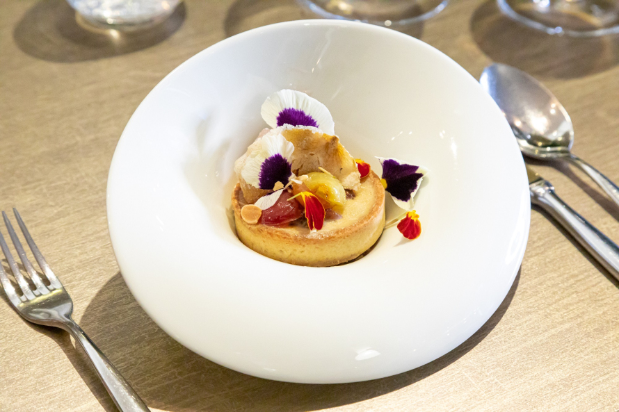 Kolorowa kompozycja składająca się z czterech różnych zdjęć. Na zdjęciach kolorowe potrawy.