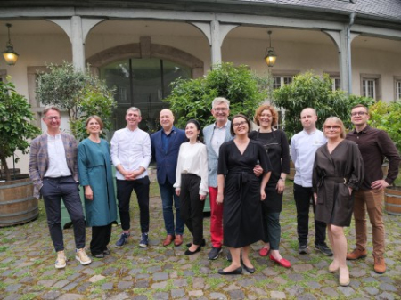 Grupa ludzi na tle budynku