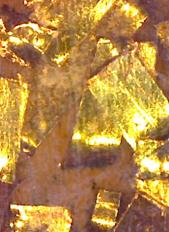 Złoty fragment dekoracji z Gabinetu Chińskiego Króla pod mikroskopem