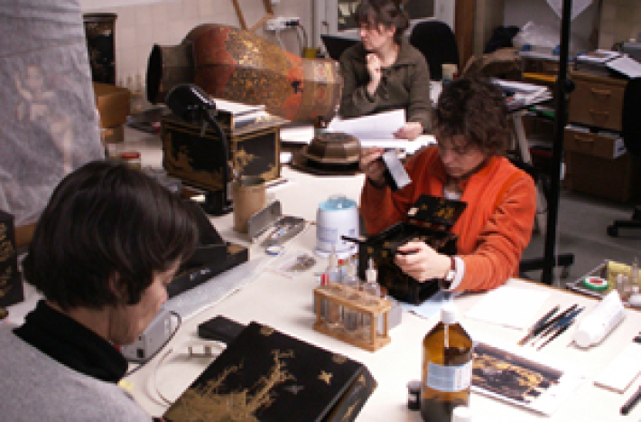 Kobiety podczas procesu konserwacji przedmiotów z wilanowskiej kolekcji sztuki orientalnej zwanej chinoiseries