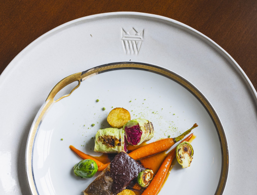 Talerz z elegancką potrawą